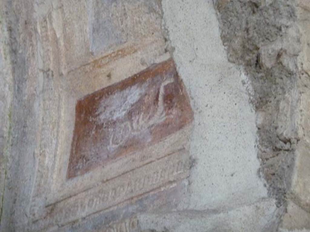 Villa San Marco, Stabiae, September 2015.  Area 65, detail of remaining painting on west side of the top of the niche.