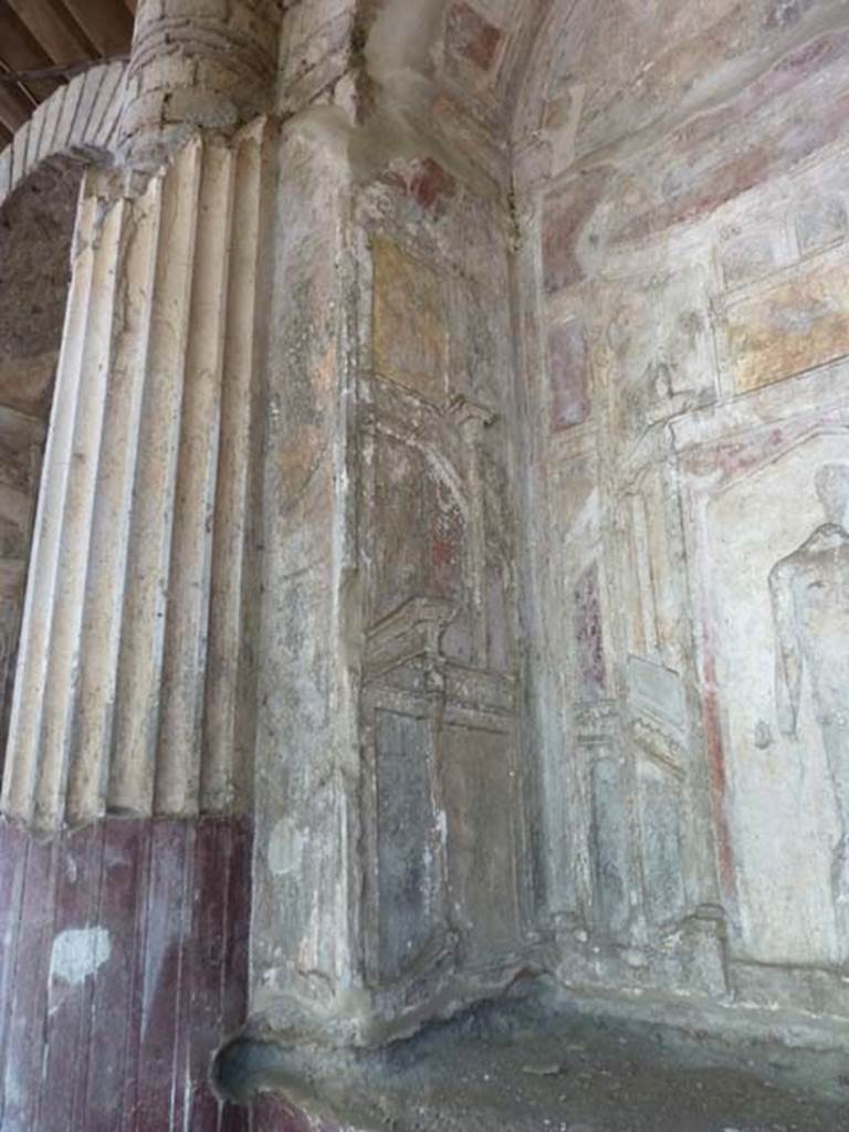 Villa San Marco, Stabiae, September 2015.  Area 65, east side of the niche with the stuccoed Venus.