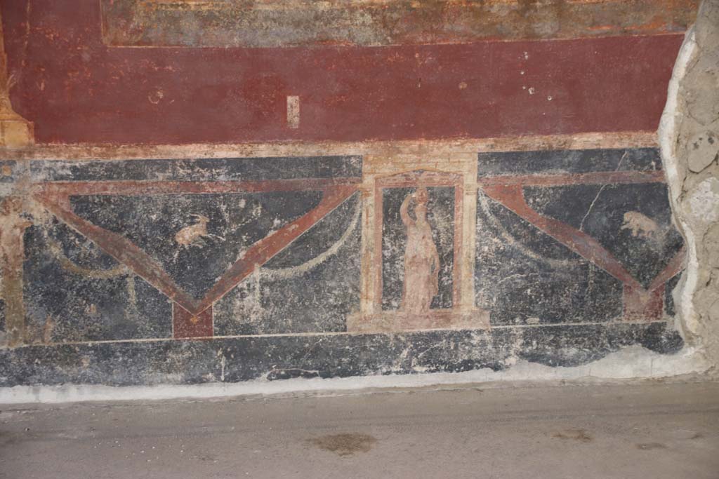 Villa San Marco, Stabiae, September 2019. Room 53, detail of zoccolo on rear wall in alcove on east side. Photo courtesy of Klaus Heese.