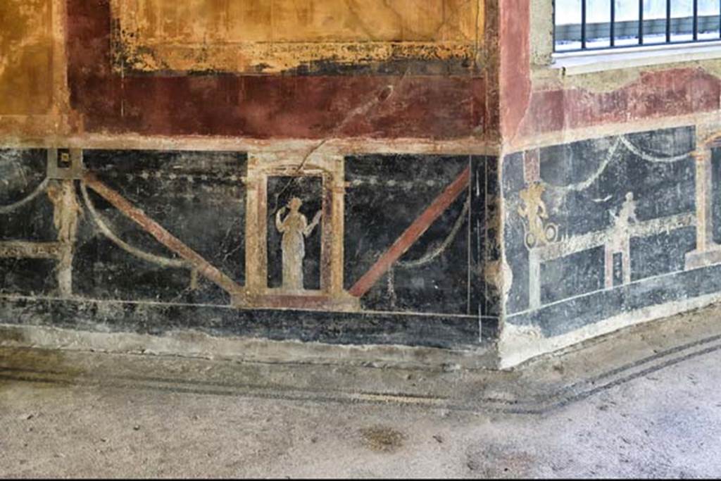 Villa San Marco, Stabiae, April 2018. Room 53. South end of alcove in east wall, detail of zoccolo. Photo courtesy of Ian Lycett-King. Use is subject to Creative Commons Attribution-NonCommercial License v.4 International.
