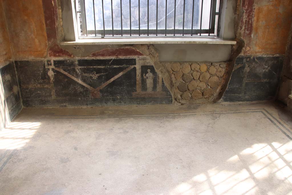 Villa San Marco, Stabiae, September 2019. Room 53, detail of zoccolo under window in south wall. Photo courtesy of Klaus Heese.
