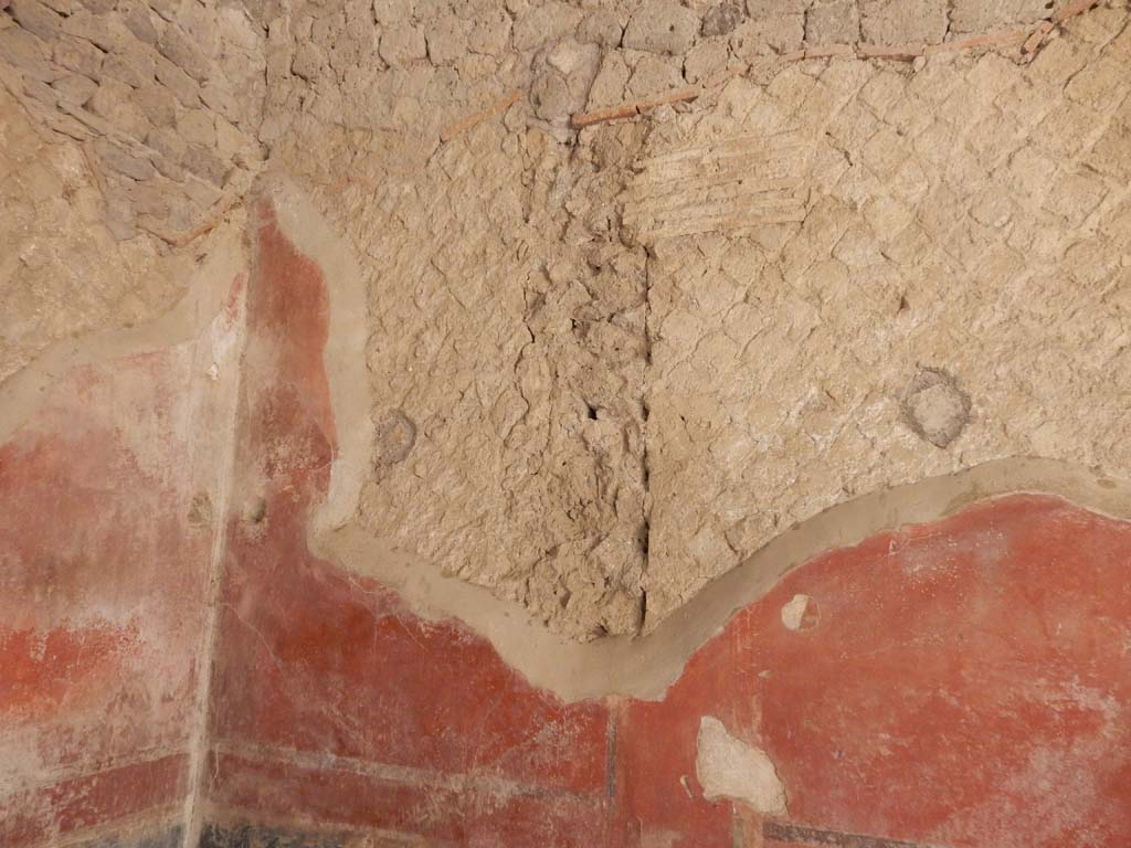 Villa San Marco, Stabiae, June 2019. Corridor 32, detail of south end of west wall in south-west corner.  
Photo courtesy of Buzz Ferebee

