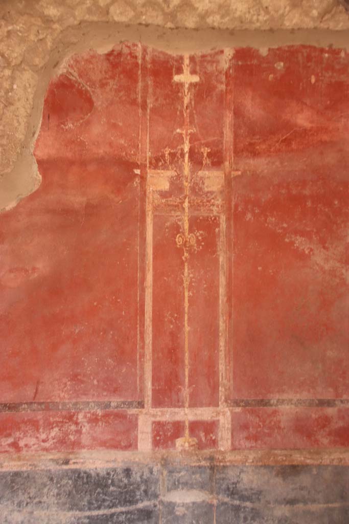 Villa San Marco, Stabiae, October 2020. Corridor 32, detail of painted golden candelabra from west wall. 
Photo courtesy of Klaus Heese.
