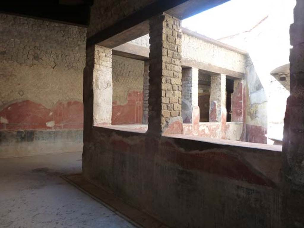 Villa San Marco, Stabiae, September 2015. Corridor 32, looking towards the north wall of the windowed portico, and small garden area 28.
