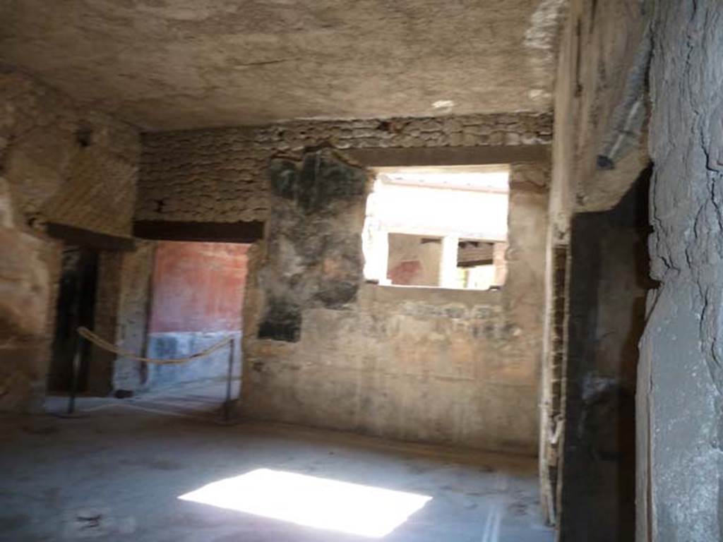 Villa San Marco, Stabiae, September 2015. Room 23, south wall with doorways to room 25 and corridor 22, on left. The window into garden 19 is in the south wall.
