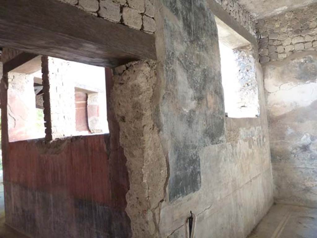 Villa San Marco, Stabiae, September 2015. Corridor 22, on left, and south wall of room 23, on right.