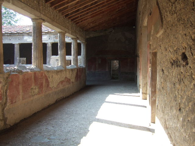 Villa of Mysteries, Pompeii. May 2006. West wall, or pluteus, of peristyle C. Looking north from south-east corner.
