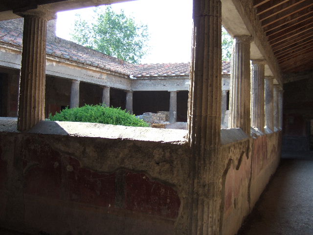Villa of Mysteries, Pompeii. May 2006. Peristyle B. Looking west.