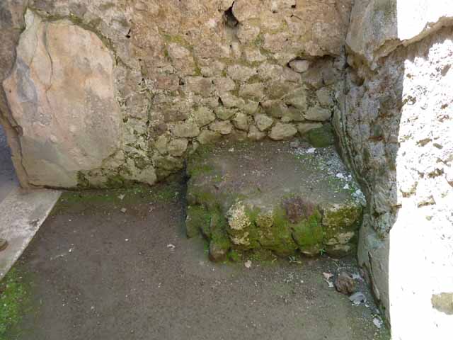 Villa of Mysteries, Pompeii. May 2006. Room 29, north wall, with recess.
