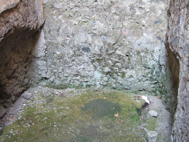 Villa of Mysteries, Pompeii. May 2006. Doorway to room 28, rustic cubiculum.