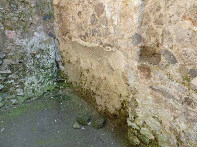 Villa of Mysteries, Pompeii. May 2010. Room 28, north wall with recess.