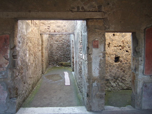 Villa of Mysteries, Pompeii. May 2010. Recess in west wall of corridor 27.