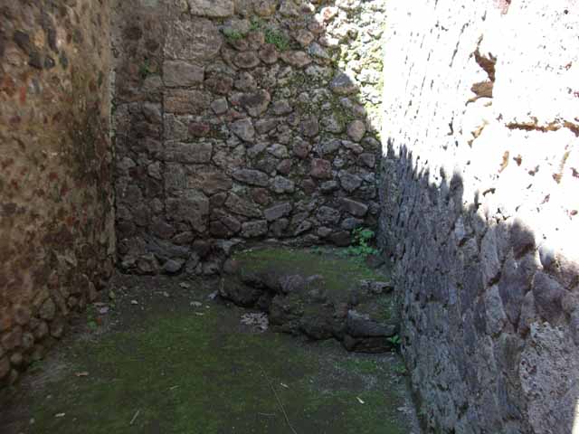 Villa of Mysteries, Pompeii. May 2010. Room 48-9. Large Dolium.