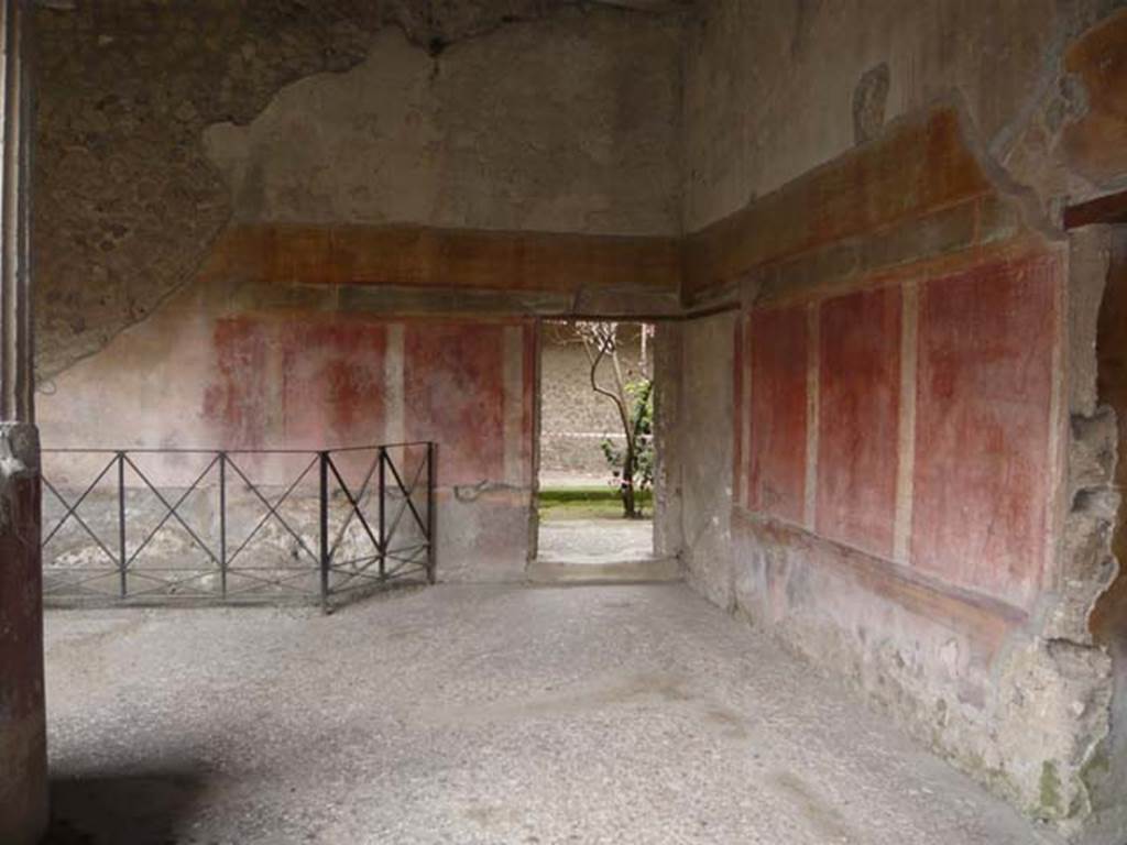 Villa of Mysteries, Pompeii. May 2012. Peristyle B, looking towards south wall in south-west corner. Photo courtesy of Buzz Ferebee.
