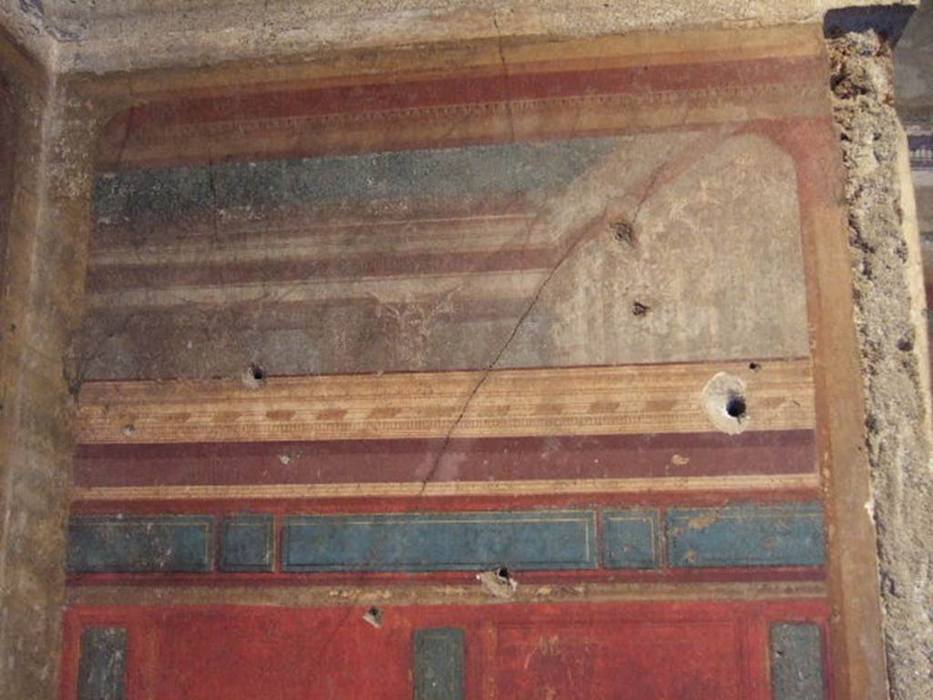 Villa of Mysteries, Pompeii. May 2006. Room 8, detail of architectural painting in north-west corner. North wall.