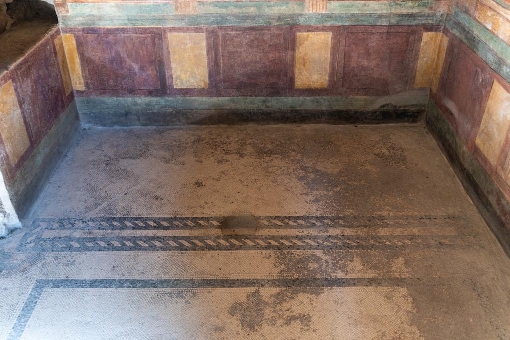 Villa of Mysteries, Pompeii. October 2023. Room 8, lower north wall in alcove, with detail of flooring. Photo courtesy of Johannes Eber.