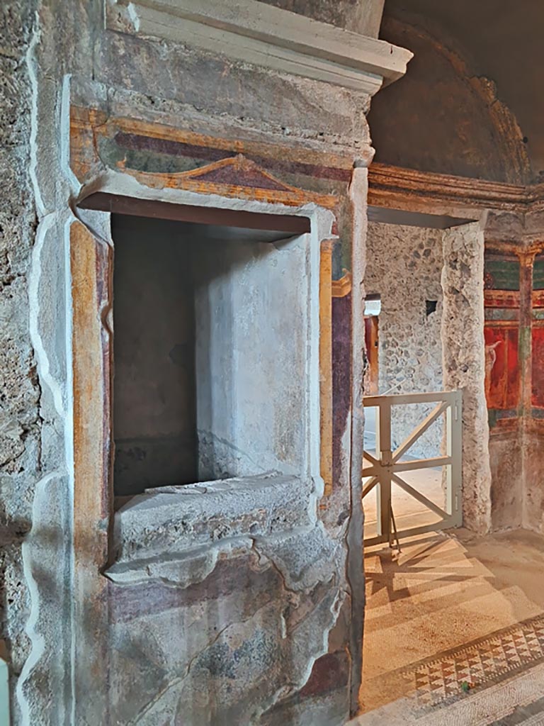 Villa of Mysteries, Pompeii. November 2023.
Room 4, recess in north-west corner and doorway to room 2, tablinum. Photo courtesy of Giuseppe Ciaramella.
