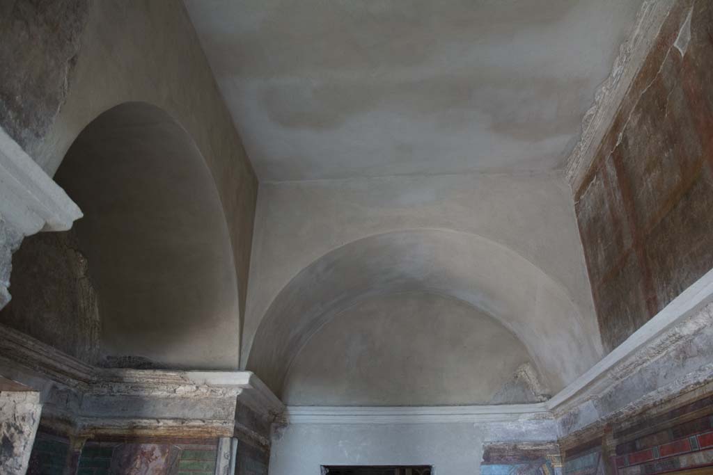 Villa of Mysteries, Pompeii. November 2017. Room 4, upper east wall with arched ceiling.
Foto Annette Haug, ERC Grant 681269 DÉCOR.
