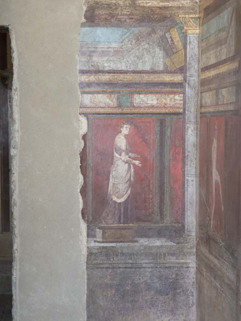 Villa of Mysteries, Pompeii. September 2017. 
Room 4, wall painting of a priestess, on east wall in south-east corner.
Foto Annette Haug, ERC Grant 681269 DÉCOR.

