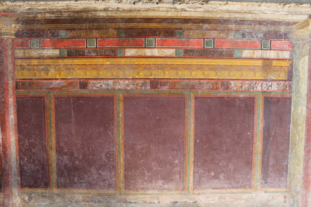 Villa of Mysteries, Pompeii. November 2017. Room 4, detail of painted decoration from centre of south wall.
Foto Annette Haug, ERC Grant 681269 DÉCOR.
