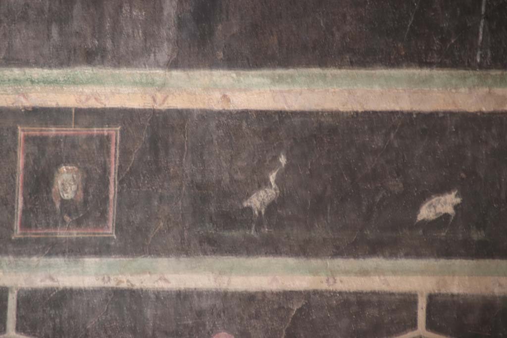 Villa of Mysteries, Pompeii. September 2021. Room 2, tablinum, detail of birds on west wall at north end. Photo courtesy of Klaus Heese.