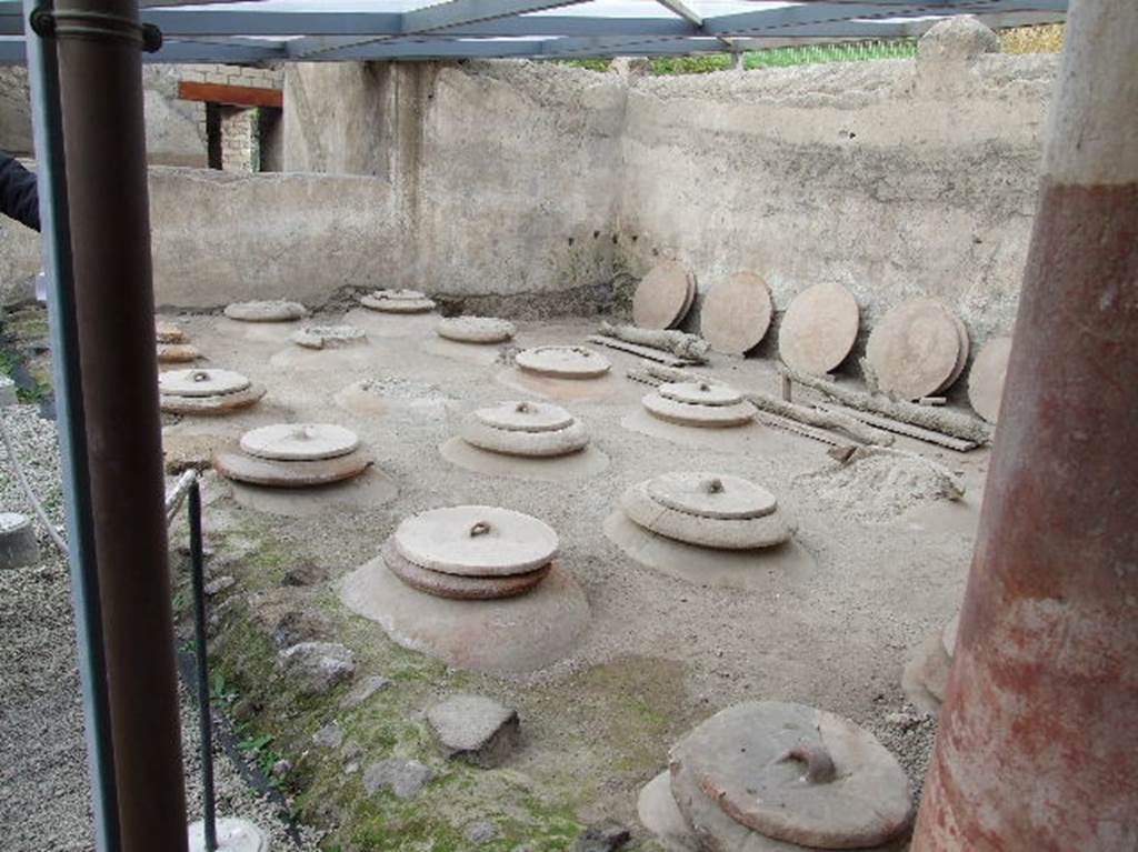 18 dolia at Villa Regina, Boscoreale. December 2006. Room I, looking north-east across cella vinaria.