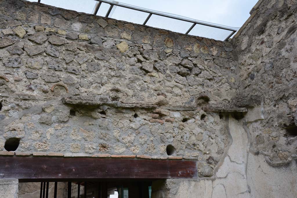 Villa Regina, Boscoreale. April 2017. Detail above doorway on west side, leading into north portico VII.
Photo courtesy Adrian Hielscher.
