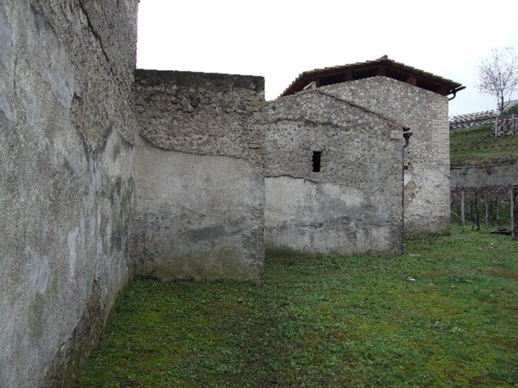 Villa Regina, Boscoreale. December 2006. Looking south along west exterior side.