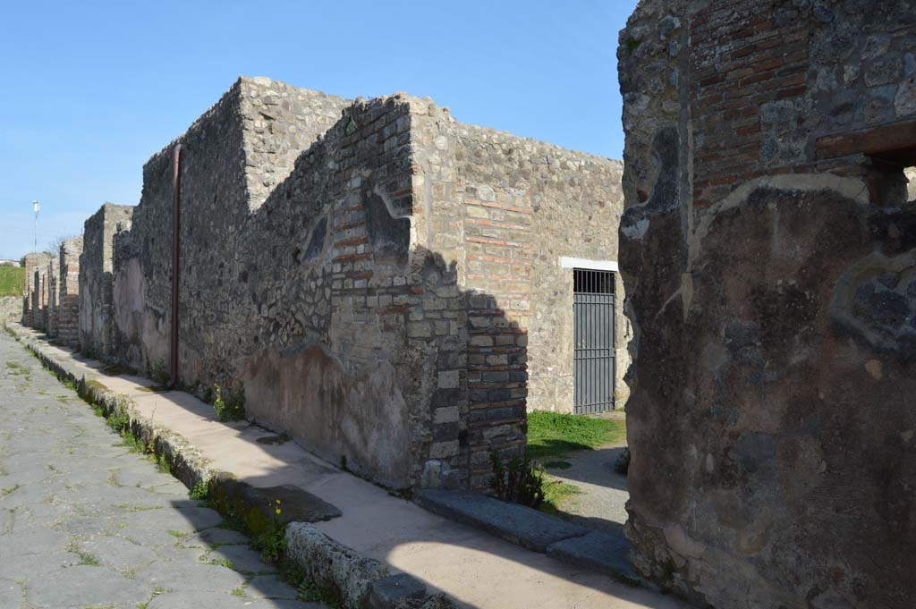 Unnamed vicolo between IX.2 and IX.3, Pompeii. March 2019. Looking east along south side of roadway from IX.2.27.
Foto Taylor Lauritsen, ERC Grant 681269 DCOR.

