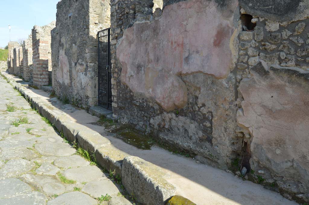 Unnamed vicolo between IX.2 and IX.3, Pompeii. March 2019. Looking east along south side of roadway from IX.2.26.
Foto Taylor Lauritsen, ERC Grant 681269 DCOR.
