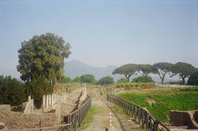 Via di Nola. North side. Looking west to modern bridge which blocks the unnamed vicolo to the north and to the south. May 2006.
