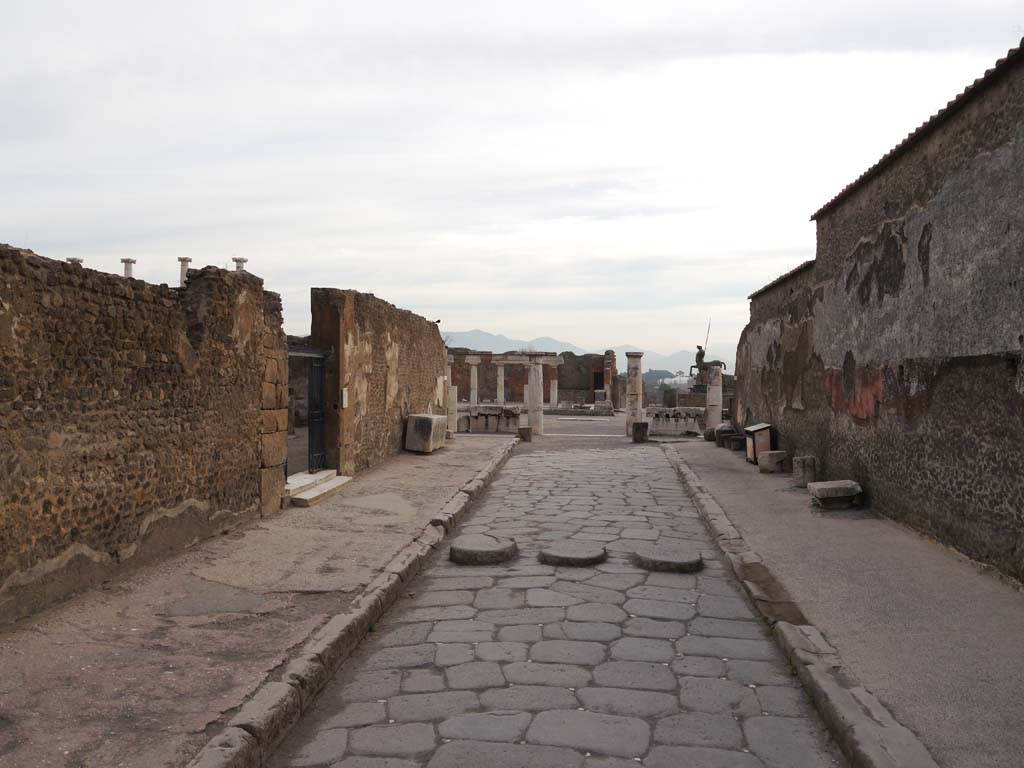 Via Marina, Pompeii. September 2018. Looking east between VII.7.32 the Temple of Apollo, on left, and VIII.1, the Basilica, on right. 
Foto Anne Kleineberg, ERC Grant 681269 DÉCOR.

