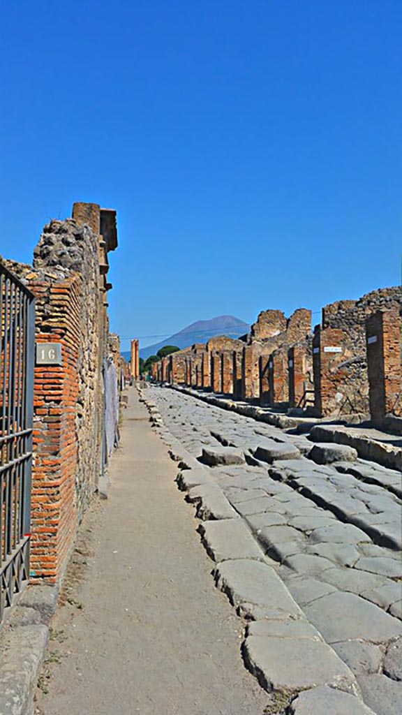 Via Stabiana, Pompeii. 2015/2016.
Looking north from VII.1.16, on left. Photo courtesy of Giuseppe Ciaramella.


