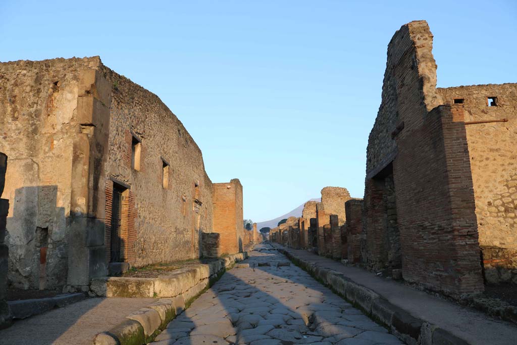 Via Stabiana, December 2018.  
Looking north between VII.1, on left, and IX.1, on right, from Holconius’ crossroads. Photo courtesy of Aude Durand.
