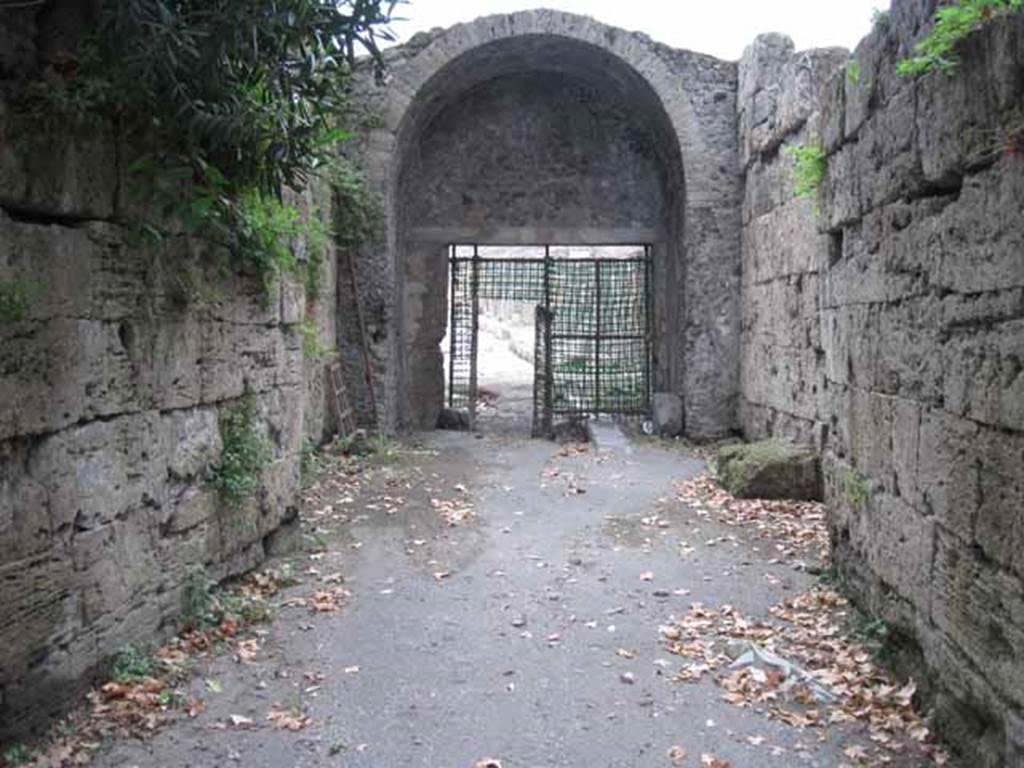 Via Stabiana. September 2010. Looking north through the Stabian Gate from outside the city walls. Photo courtesy of Drew Baker.