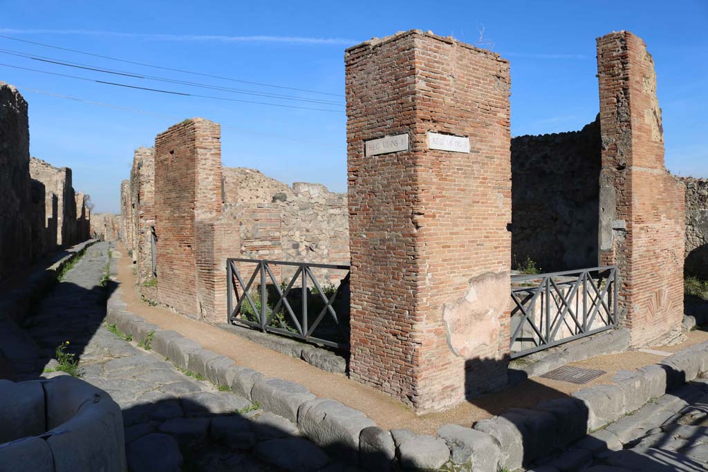 Via degli Augustali, Pompeii, on right. December 2018. 
Junction with Vicolo Storto, on left, at corner of VII.2.32/33, on right. Photo courtesy of Aude Durand.
