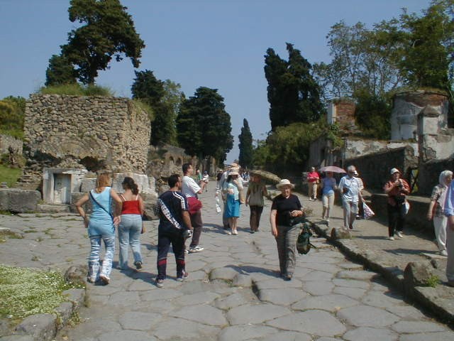 Via dei Sepolcri, May 2010. Looking north from near HGW08.