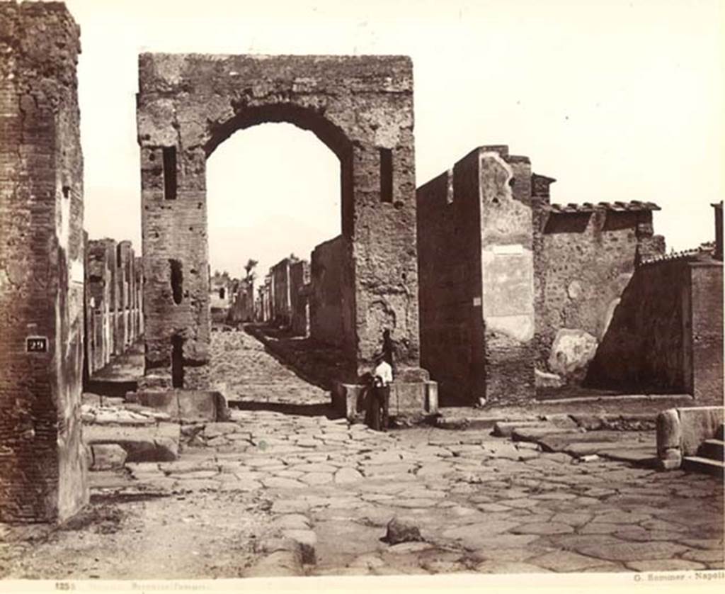 Via del Foro. C.1880-1890. G. Sommer no. 1255. Looking north to the junction with Via di Mercurio through the Arch of Caligula.  Photo courtesy of Rick Bauer.
