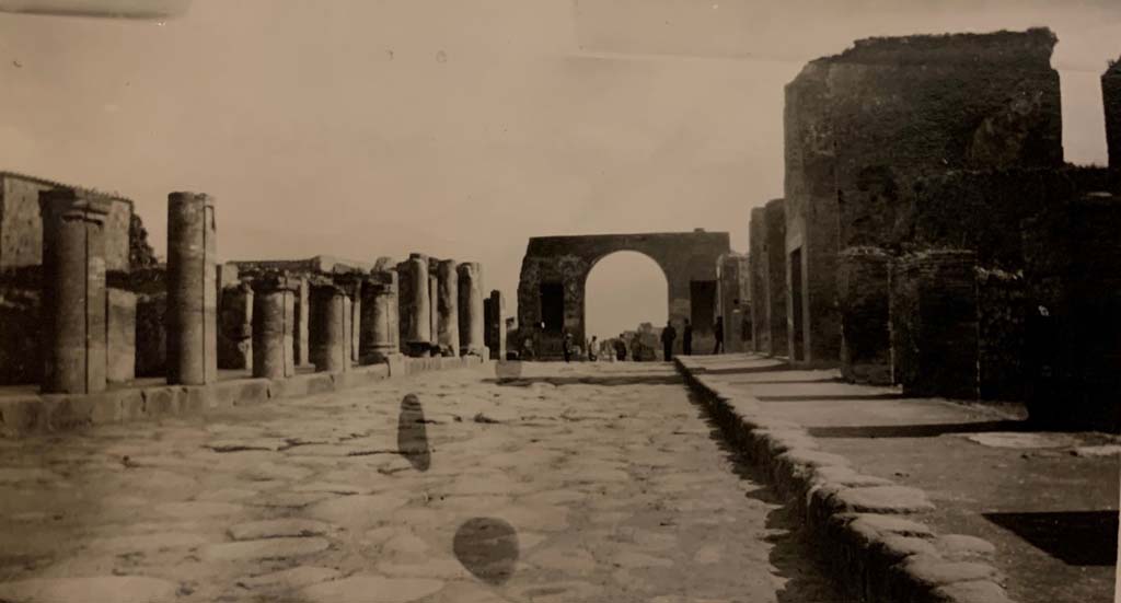 Via del Foro, Pompeii. May 1934, from an album of the Nierhoff family vacation. Looking south on Via Foro.
Photo courtesy of Rick Bauer.

