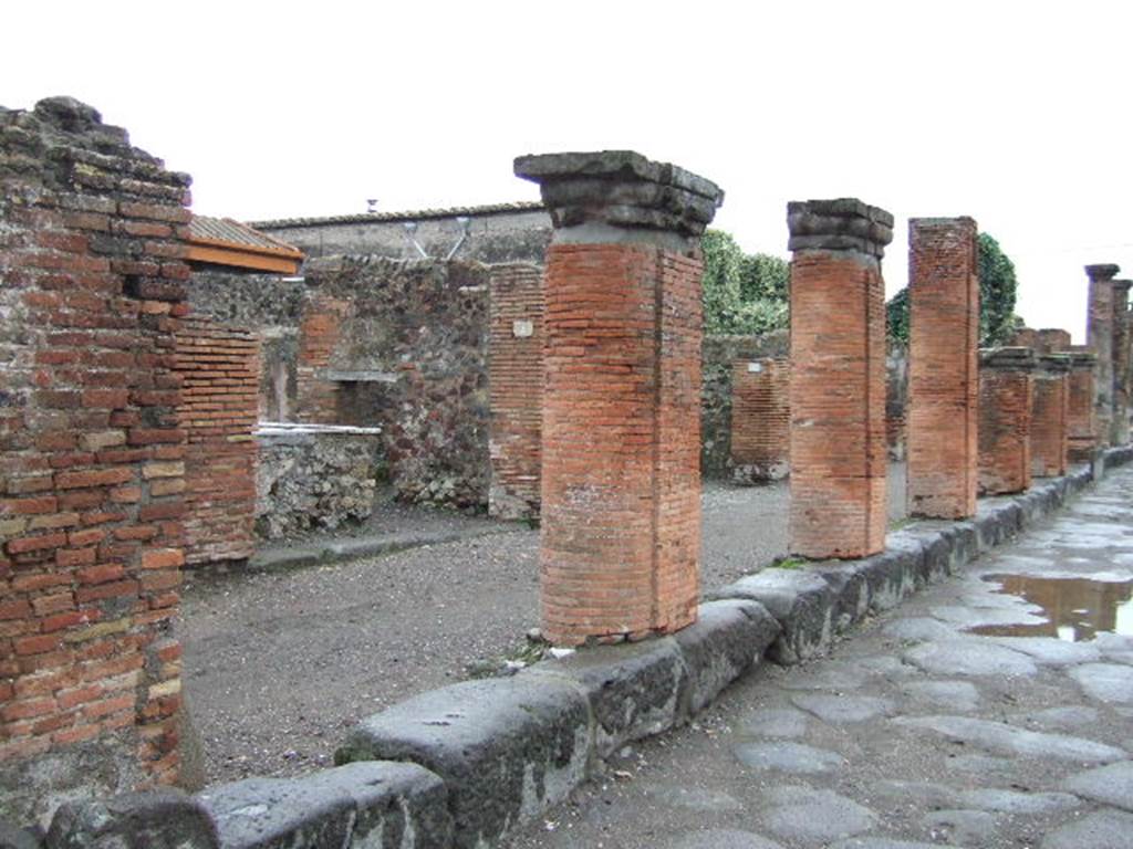 Via del Foro. December 2005. East side. Looking south along colonnade outside VII.4.4. 