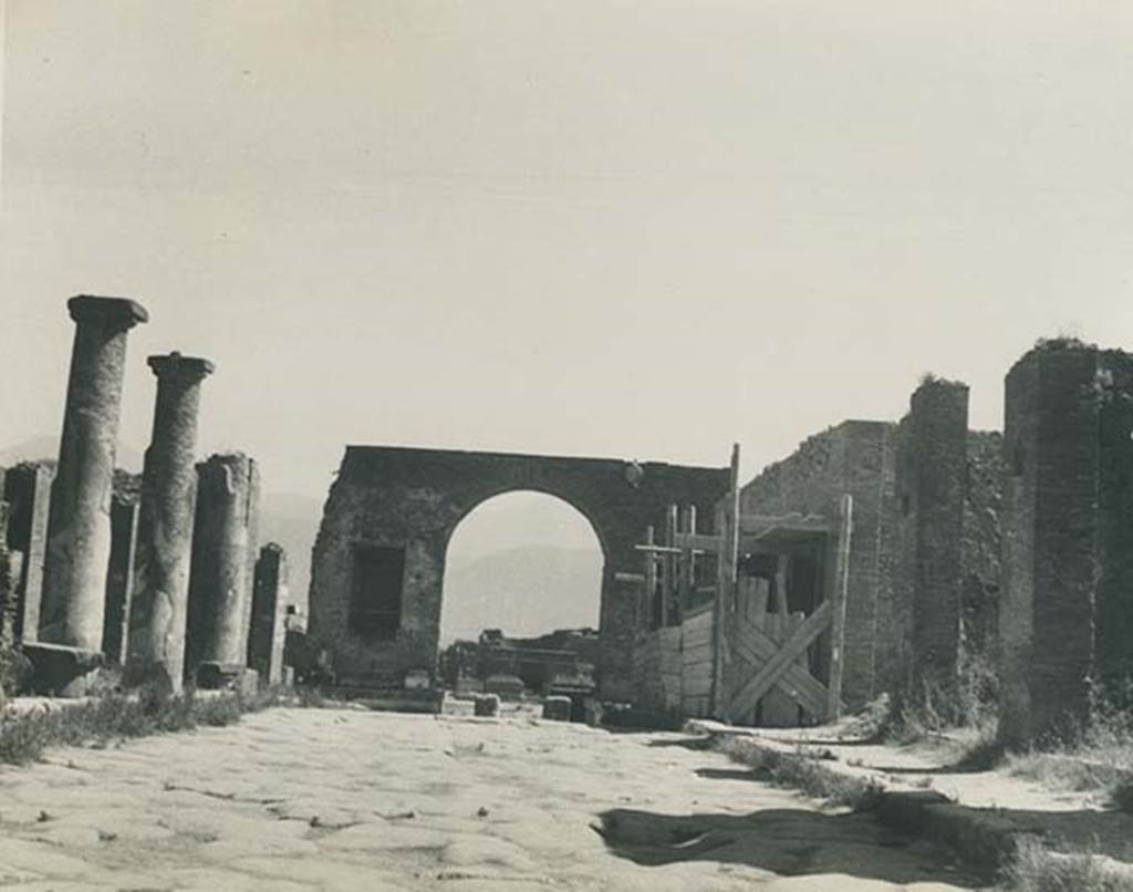 Via del Foro. 1940s. Looking south towards the Forum. Photo courtesy of Rick Bauer.