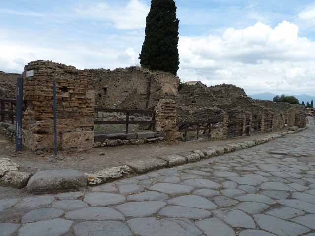 Via delle Tempio d’Iside. South side. Groove in road surface outside VIII.7.29. March 2009.

