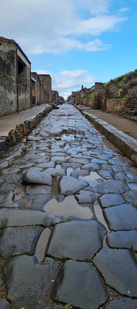 Via dell’Abbondanza, Pompeii. April 2022. 
Looking west between II.4 and III.7. Photo courtesy of Giuseppe Ciaramella.

