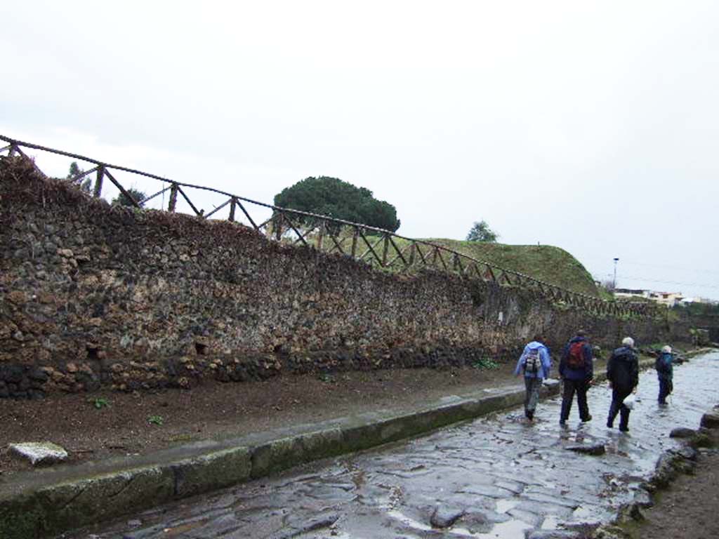 Via dell’Abbondanza, Pompeii. December 2005. North side, wall of III.7.6 Pompeii, looking east.