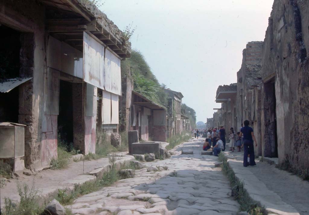 Via dell’Abbondanza, Pompeii. 1971. Looking east from between IX.7 and I.6. 
Photo courtesy of Rick Bauer, from Dr George Fay’s slides collection.

