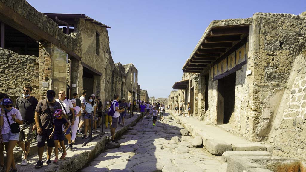 Via dell’Abbondanza, August 2021. Looking west between I.6 and IX.7. Photo courtesy of Robert Hanson.