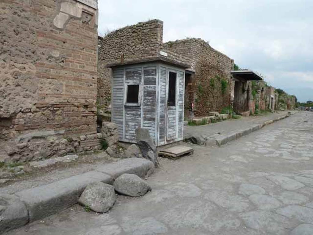 Via dell’Abbondanza, north side. May 2010. Junction with unnamed vicolo, behind hut, between III.4 and III.5.