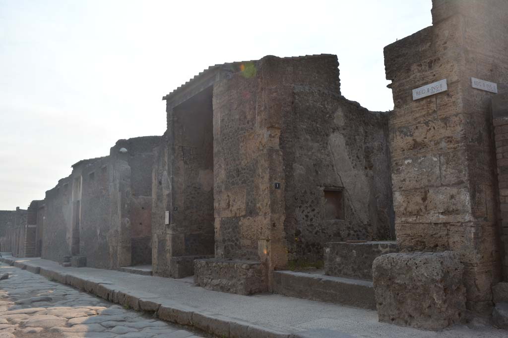 Via dell’Abbondanza, south side, Pompeii. July 2017. Looking east from II.2.1, on right, towards II.2.4, on left.
Foto Annette Haug, ERC Grant 681269 DÉCOR.
