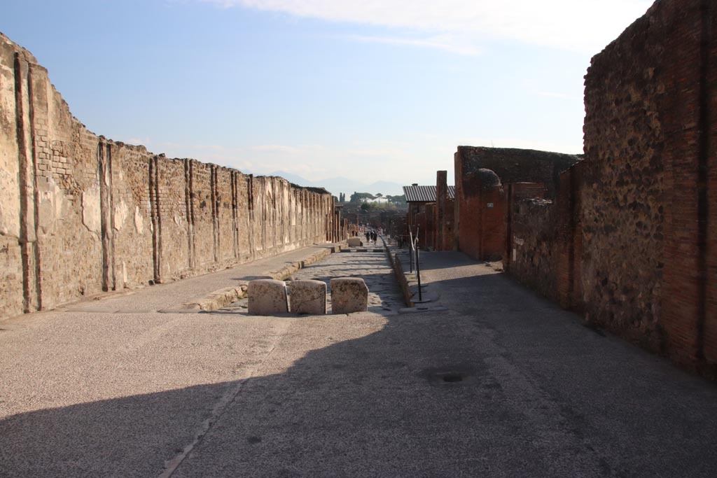 Via dell’Abbondanza, Pompeii. October 2022. Looking east between VII.9, on left, and VIII.3, on right. Photo courtesy of Klaus Heese. 