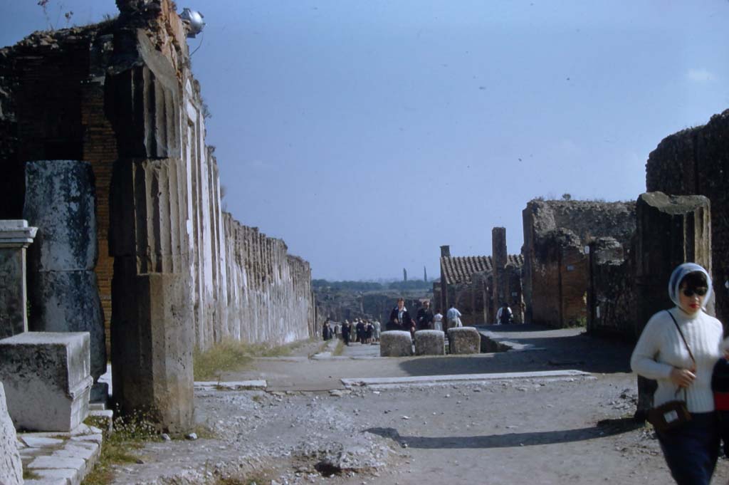 Via dell’Abbondanza, Pompeii. November 1961. Looking east from junction with the Forum, which was blocked to traffic.
Photo courtesy of Rick Bauer.
